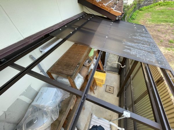 屋根の波板が剥がれている状態