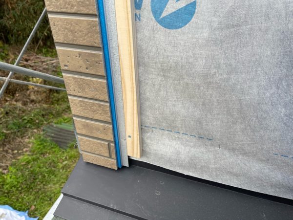 サイディングコーナ貼り出し