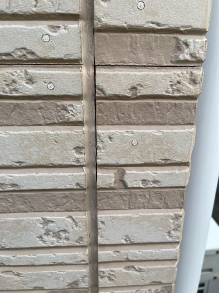 外壁コーキング撤去前（正面ひび割れ）