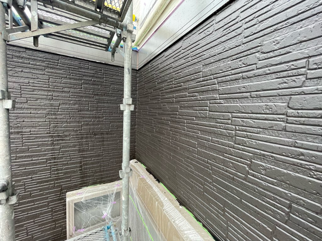 外壁塗装｜施工中（中塗り完了｜黒）