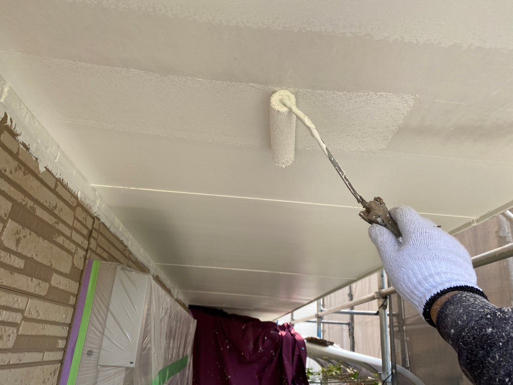 軒裏塗装｜施工中（バルコニー下）