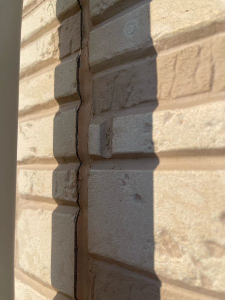 外壁コーキング撤去前（ひび割れ）