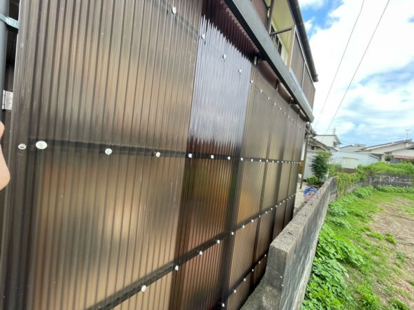壁のポリカ波板補修後
