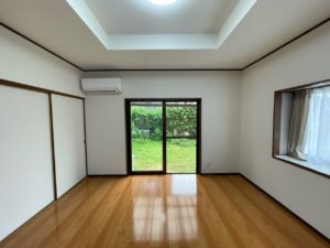 リビングの復旧工事が完了した掃出し窓側の様子の画像