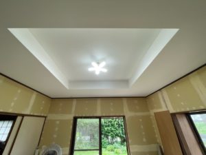 石膏ボードのパテ作業が完了し天井のクロスを貼り終えた様子