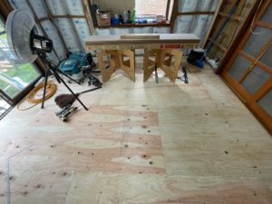 福津市のリビングで下地合板の施工