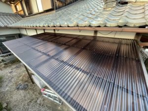 新しく貼替えたタキロン波板（ブロンズ色）